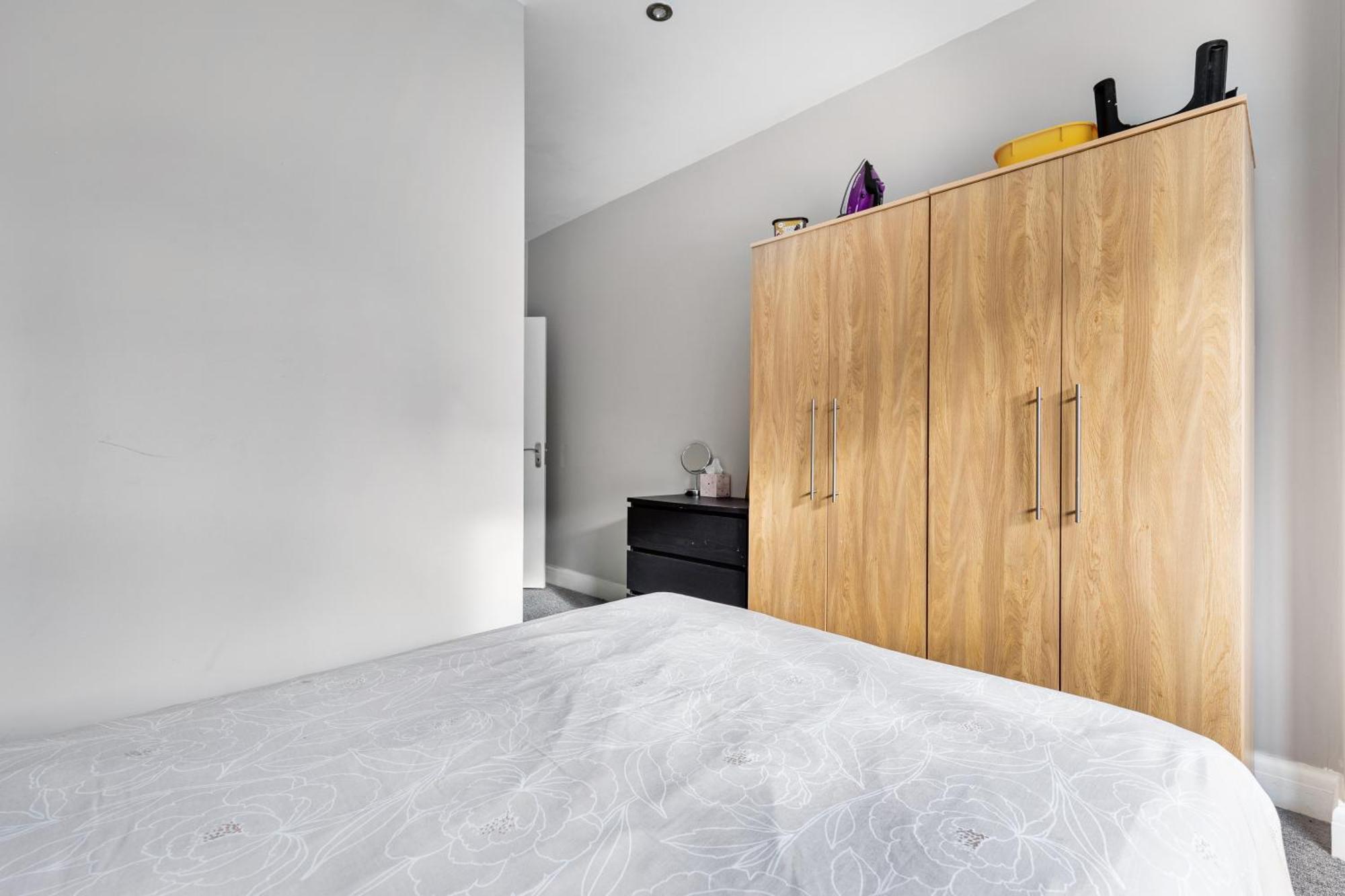 Apartment Spacious 2 Bed 2 Bath With Free Parking For 2 Cars And Underground Station Zone 2 For Quick Access To Up To 10 Guests
